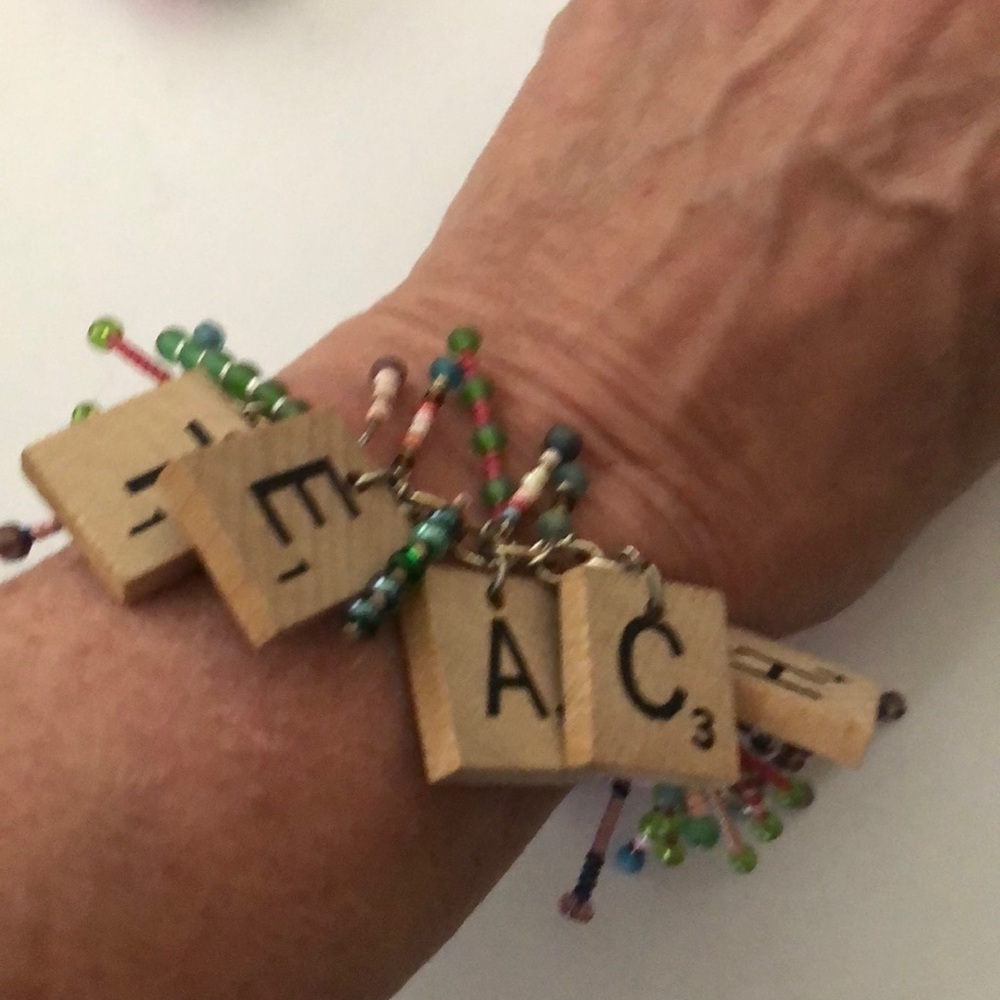 Darling Handmade Bracelet. Seed Beads 7 in.